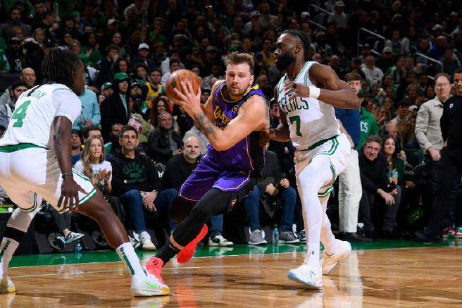 美国男篮鏖战湖人,米尔萨普完成帽子戏法 美国男篮鏖战湖人,米尔萨普完成帽子戏法