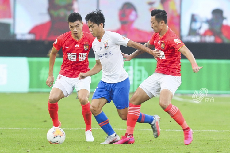 佩萨罗球员集体助攻,球队跃居积分榜榜首 佩萨罗球员集体助攻,球队跃居积分榜榜首