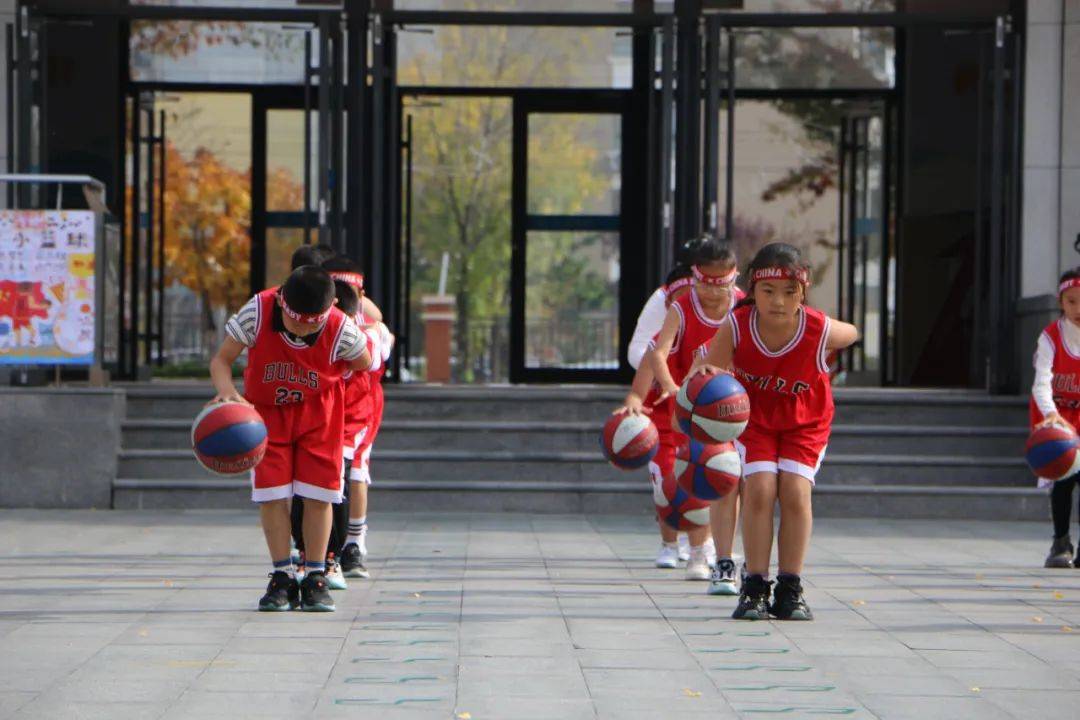 关于队员们奋勇拼搏,篮球运动精神点亮了夜空的信息 关于队员们奋勇拼搏,篮球运动精神点亮了夜空的信息